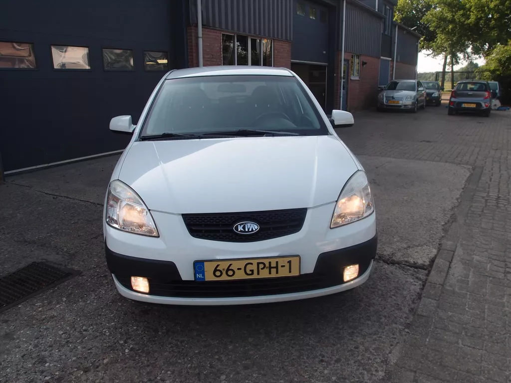 KIA Rio 1.4i -16v  HB    All  Stars  Airco
